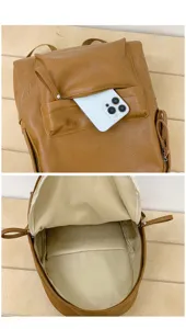 Vue detaillee du sac a dos vintage en cuir PU marron avec poche avant et doublure interieure.
