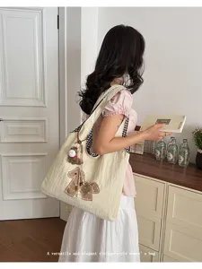 Grand sac cabas en toile avec patch cheval mignon et charm en peluche pour la ville.