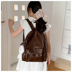 Sac à dos en cuir marron vintage pour femmes, grand sac de jour chic et décontracté travail.