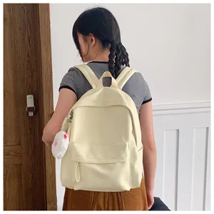 Vue détaillée du sac à dos en cuir minimaliste décontracté porté, accessoire de mode élégant.