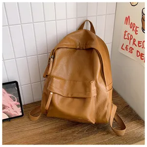 Detail de sac a dos de loisir en cuir synthetique marron, grand sac de transport quotidien.
