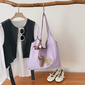 Sac cabas épaule en toile mauve lilas avec joli patch cheval et pendentif pour le quotidien.