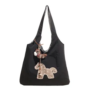 Sac épaule noir en toile avec joli charm cheval et motif d'étoiles, grand cabas fourre-tout.