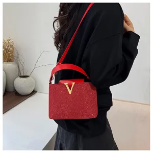 Kokkini tsanta omou me sequins kai chrysou logo V gia gynakes, stylati kai moda.