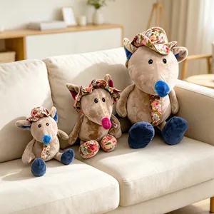 Bonito juguete de peluche ratón con flores muñeca rata dibujos animados para sofá decoración suave.