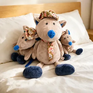 Bonito peluche de ratón con tela de flor muñeca compañera para niños vista principal