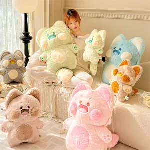 Vista detallada acogedora de lindos gatos de peluche pastel y suaves almohadas.
