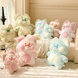 Vista detallada de peluches lindos de gato Dudu en sofá acogedor, decoración.