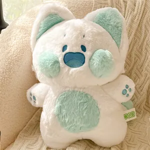 Primer plano detallado del tierno peluche blanco y verde menta, textura suave y ambiente acogedor.