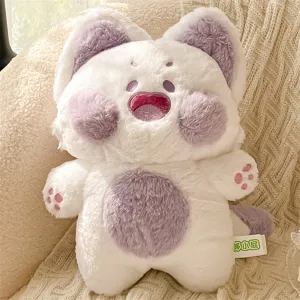 Vista detallada de tierno peluche de gato morado y blanco, textura suave y esponjosa, diseño de cara.