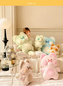 Escena acogedora con suaves peluches de gato dudu en el sofá para una decoración linda.