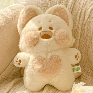 Vista detallada del tierno juguete de peluche de gato, suave almohada con patrón de corazón y textura.