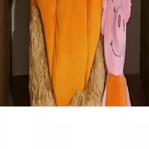 Niedlicher Kürbis Bär und rosafarbenes Schwein Plüschtier Detail, weiche Stoffpuppe für Mädchen.