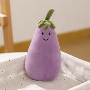 Weiches Plüsch Auberginen Kissen Detail, süßes Gemüse Kuscheltier für gemütliche Deko Geschenke.
