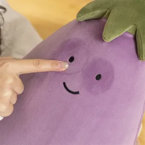 Nahaufnahme des niedlichen Auberginen-Plüschtiers mit kuschelweicher Stoffstruktur und Lächeln.