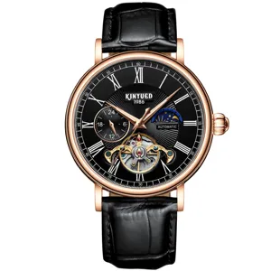 Nahaufnahme der automatischen Herrenuhr mit schwarzem Zifferblatt und Lederarmband.