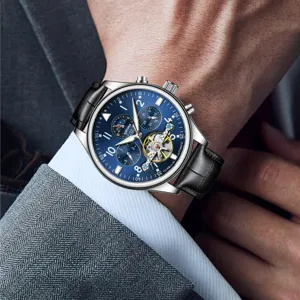 Vista detallada del reloj mecánico automático para hombre con esfera azul y correa de cuero negro.