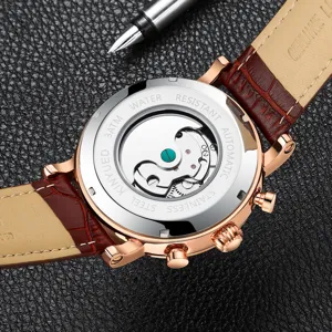 Gedetailleerd close-up van de achterkant van het automatische mechanische horloge met leer.