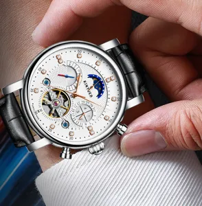 Automatisch mechanisch herenhorloge met opengewerkte wijzerplaat en echt lederen band.