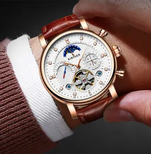 Automatisch mechanisch herenhorloge met opengewerkte wijzerplaat en bruine lederen band.