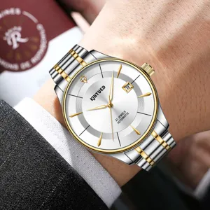 KINYUED Herren Automatikuhr mit elegantem weißem Zifferblatt, goldener Lünette und Diamantindex.