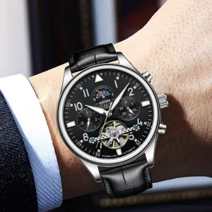 KINYUED automatische mechanische Uhr Detailansicht mit schwarzem Zifferblatt Lederband.