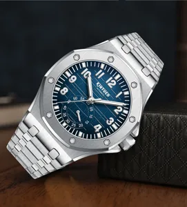 Nahaufnahme Detail der luxuriösen Edelstahl automatischen mechanischen Herrenuhr mit blauem Zifferblatt.