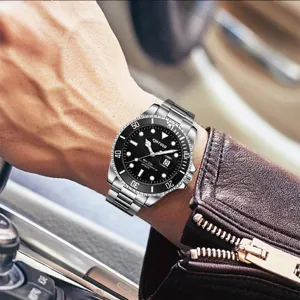 Herren Edelstahl Automatik mechanische Uhr mit schwarzem Zifferblatt und Lünettendetail.