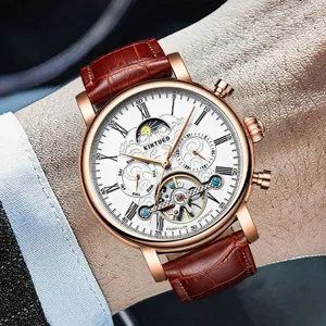 Primer plano detallado del reloj mecánico automático de lujo con esfera esqueleto y correa de piel marrón