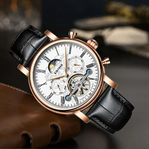 Primer plano reloj automático hombre, caja dorada, esfera blanca, correa de piel negra.