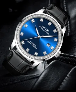 Detail des blauen Zifferblatts mit funkelnder Kristall-Lünette einer Automatik-Uhr.