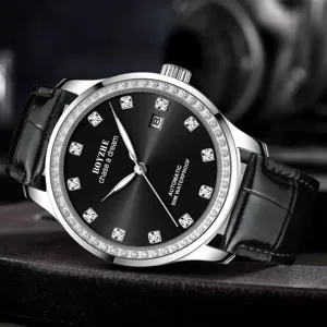 Nahaufnahme der luxuriösen Herren-Mechanikuhr mit schwarzem Zifferblatt und Diamantlünette.