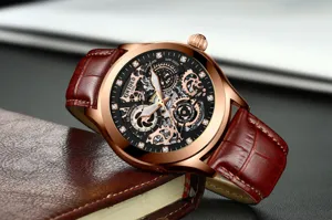 Primer plano detallado reloj mecánico hombre de lujo con esfera esqueleto y correa cuero marrón.