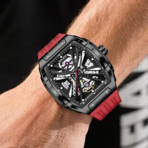 Vista detallada del reloj mecánico esqueleto de lujo con caja tonneau elegante y correa roja.