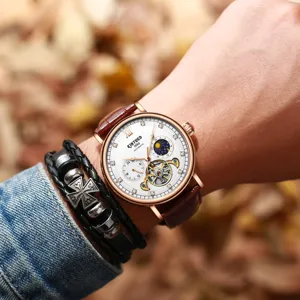 Herren Automatik mechanische Uhr mit weißem Zifferblatt und braunem Lederarmband, top.