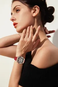 Reloj automático mecánico para hombre con esfera esquelética y correa de goma roja.