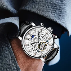 Herren Automatikmechanikuhr Detailansicht mit skelettiertem Zifferblatt und Lederarmband.