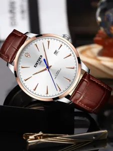 Herren Automatikuhr mit silbernem Zifferblatt, Roségoldgehäuse und braunem Lederarmband.