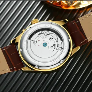Mechanische Automatikuhr Detailansicht, Goldgehäuse, braunes Lederarmband, transparenter Boden.