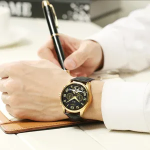 Herren Automatikuhr mit goldfarbenem Gehäuse, schwarzem Zifferblatt, römischen Ziffern und Lederband.