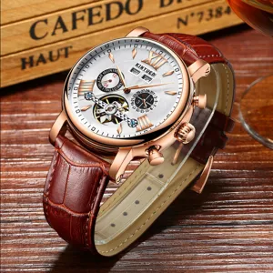 KINYUED Automatik Herrenuhr mechanisch mit skelettiertem Zifferblatt und braunem Lederarmband.