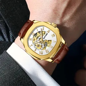 Nahaufnahme eines goldenen mechanischen Uhren Details mit Skelettzifferblatt am Handgelenk.
