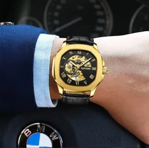 KINYUED Herren Luxus Automatik Uhr mit goldenem Gehaeuse und schwarzem Lederarmband.