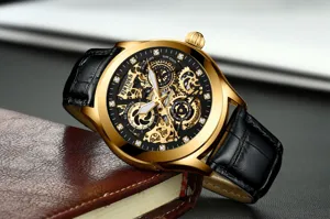 Reloj mecánico automático dorado de lujo para hombres, detalle de esfera esqueleto.