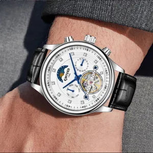 Vista detallada del reloj mecánico automático para hombre KINYUED con esfera esqueleto.