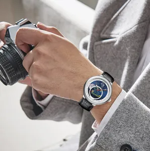 Detailansicht der Luxus Automatik Herrenuhr mit Sternen Zifferblatt und Lederarmband.