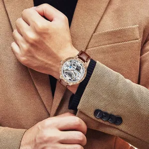 Detaillierte Nahaufnahme der skelettierten Herren-Automatikuhr mit braunem Lederarmband.