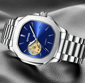 KINYUED Automatisierte mechanische Herrenuhr mit blauem Zifferblatt und skelettiertem Design.