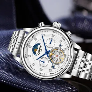 Primer plano reloj mecanico automatico de hombre, correa acero inoxidable plateada y esfera blanca.