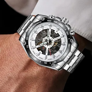 Nahaufnahme der automatischen Herrenuhr mit skelettiertem Zifferblatt und Edelstahlarmband.